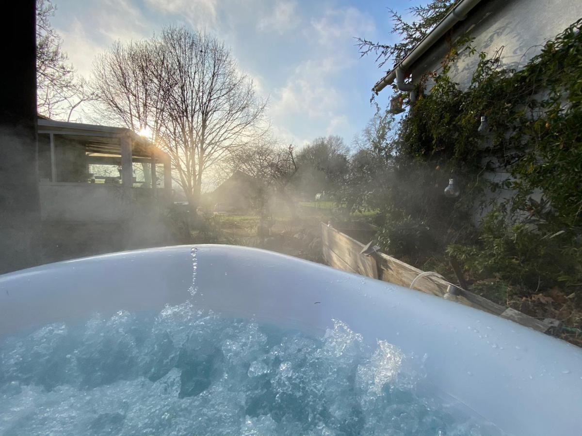 Cottage-Gite & Jacuzzi - Chez Flo & Marc シュジ・シュル・シゼ エクステリア 写真