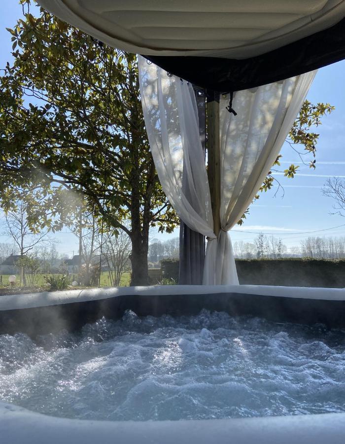 Cottage-Gite & Jacuzzi - Chez Flo & Marc シュジ・シュル・シゼ エクステリア 写真