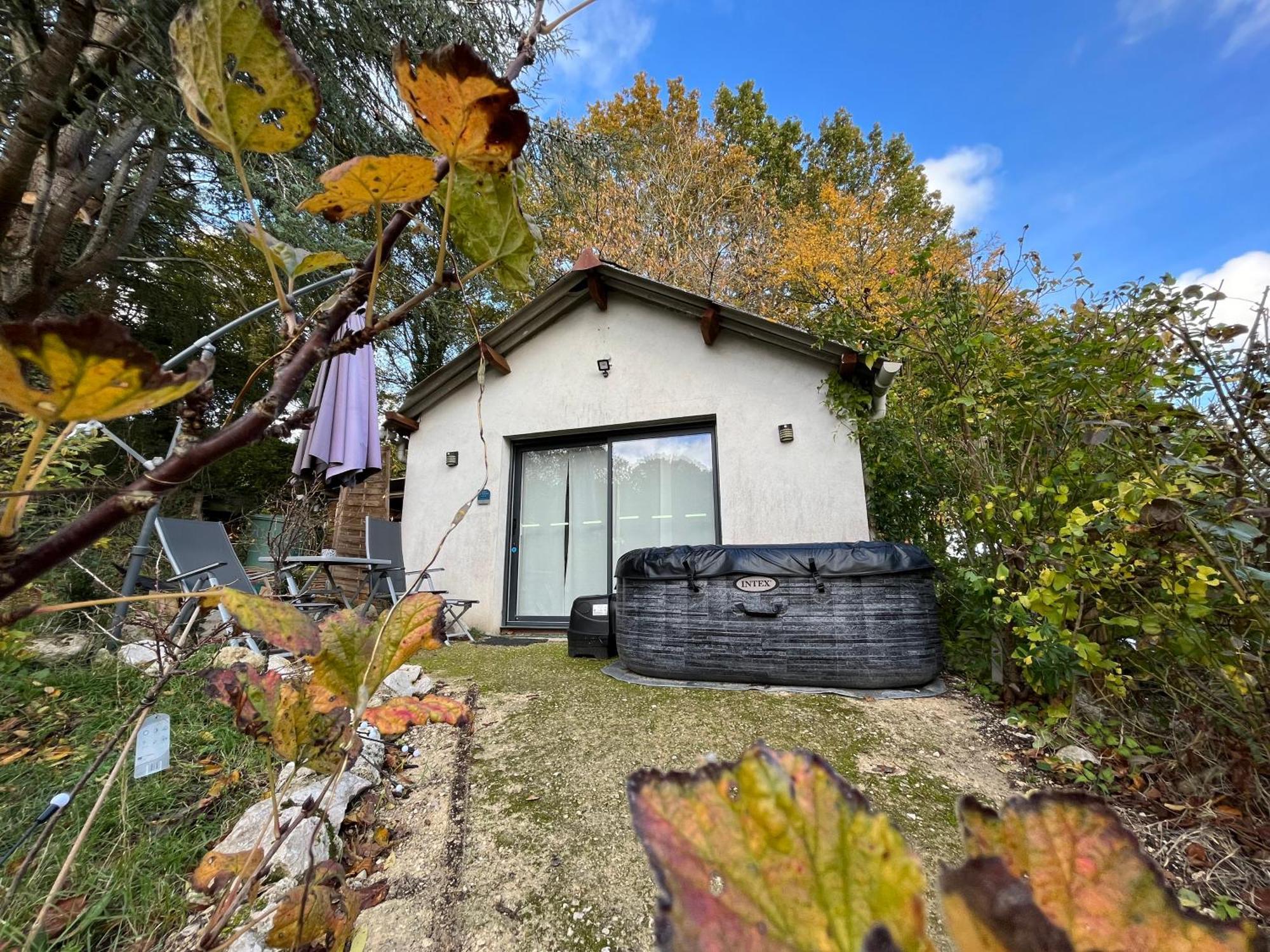 Cottage-Gite & Jacuzzi - Chez Flo & Marc シュジ・シュル・シゼ エクステリア 写真